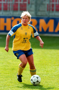 Anneli Andelén med bollen