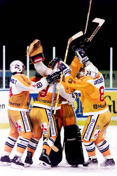 Boo Ahl, målvakt i HV71 jublar