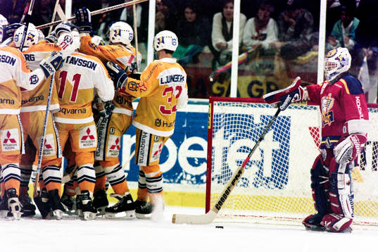 Jubel i HV71 och en deppig Peter Lindmark, målvakt i Malmö