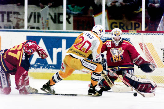 Marko Palo, HV71 fri med malmös målvakt Peter Lindmark