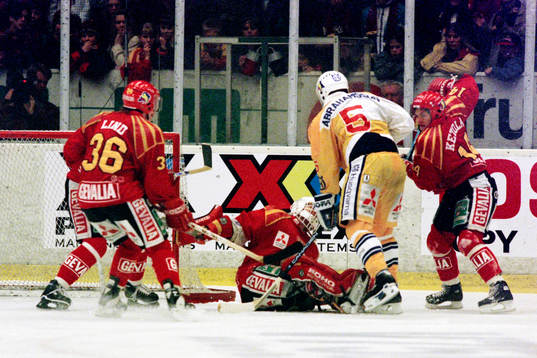 Hans Abrahamsson, HV71 framför brynäs målvakt Michael