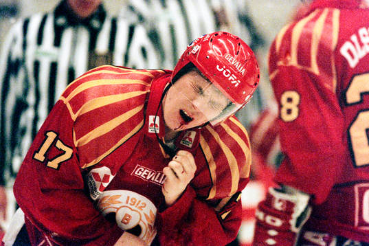 Stefan Pöllä, Brynäs har fått en smäll i ansiktet