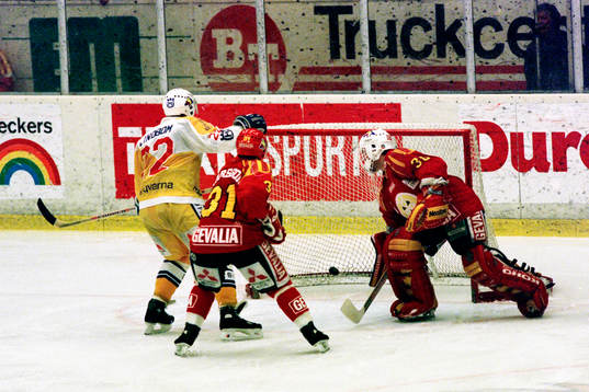 Johan Lindbom, HV71 ser pucken gå i mål bakom Michael