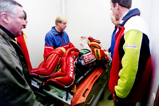 Brynäs målvakt Michael Sundlöv skadad på bår