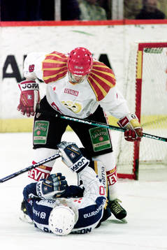Brynäs Mikael Enander över Johan Davidsson, HV71