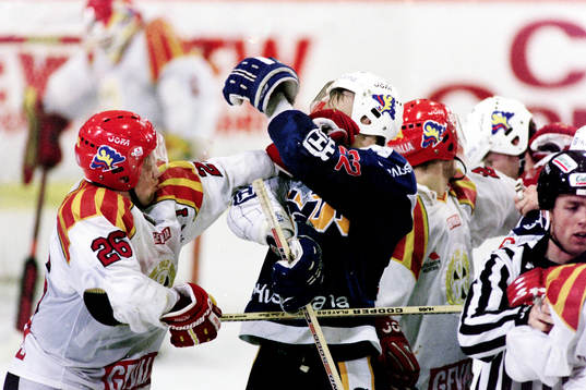 Brynäs Anders Huss i bråk med Johan Lindbom, HV71