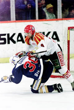 Brynäs Mikael Enander trycker ner Johan Davidsson, HV71