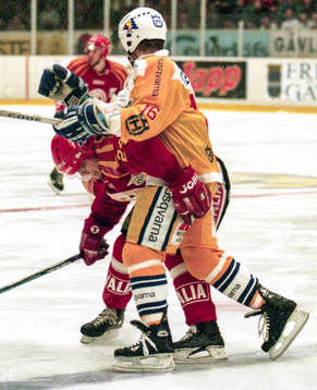 Esa Keskinen, HV71 trycker ner Ove Molin, Brynäs
