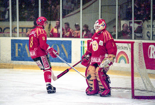 Stefan Klockare är framme hos Lars Karlsson, målvakt i