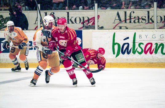 Andreas Schultz, HV71 till vänster försöker stoppa en