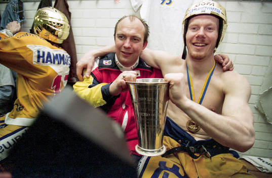 Sune Bergman, tränare i HV71 och Johan Lindbom med pokalen