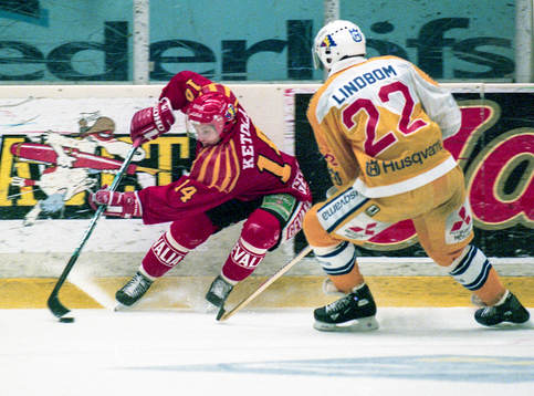 Stefan Ketola, Brynäs med pucken attackeras av Johan