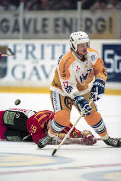 Peter Hammarström, HV71 attackeras bakifrån av Jonas