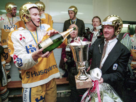 Magnus Salmi, HV71 häller champagne i pokalen som Ove