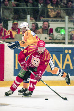 Ove Molin, Brynäs med pucken och Thomas Ljungberg, HV71