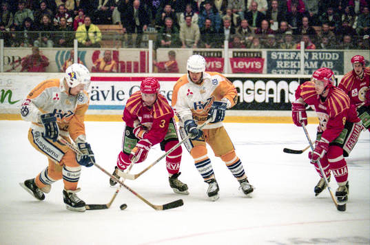 Johan Lindbom och  Esa Keskinen, HV71 försöker stoppa
