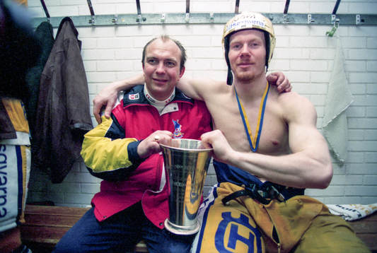 Sune Bergman, tränare i HV71 och Johan Lindbom med pokalen