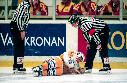 Niklas Rahm, HV71 ligger skadad på isen
