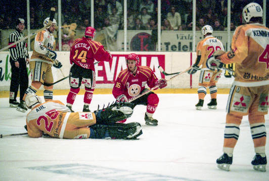 Boo Ahl, målvakt i HV71 och Mikael Wahlberg, Brynäs