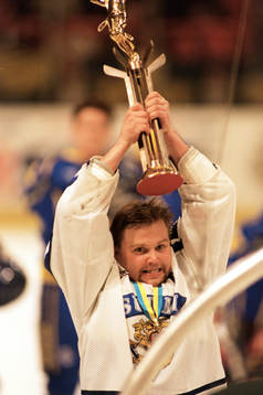Timo Jutilla, Finland lyfter pokalen (Pokal, Buckla,