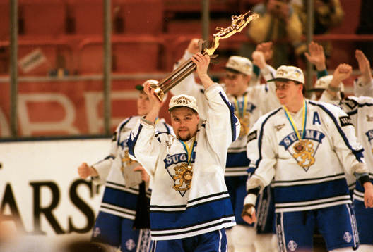Timo Jutila, Finland lyfter pokalen (Pokal, Buckla,