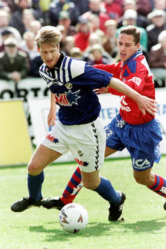 Jesper Mattsson, Halmstad med bollen och Magnus Powell,