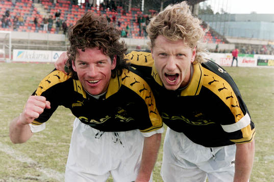 AIK:s målskyttar Dick Lidman och Jesper Jansson jublar
