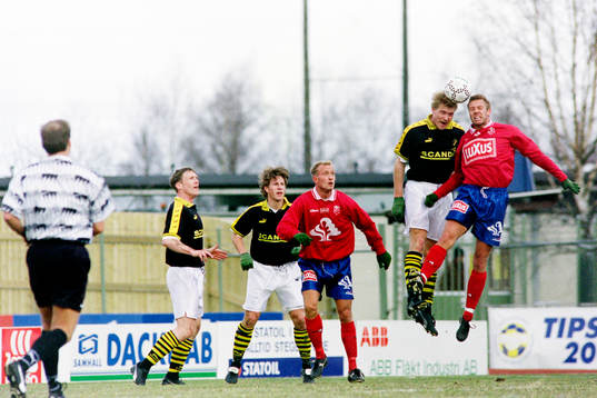 Johan Mjällby, AIK i en nickduell med öster Hans Eklund