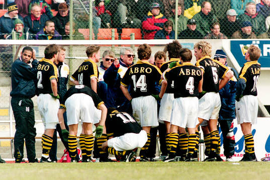 Hans Backe. tränare i AIK med sina spelare