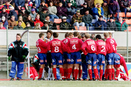Kurt-Arne Bergstrand, tränare i Öster med sina spelare