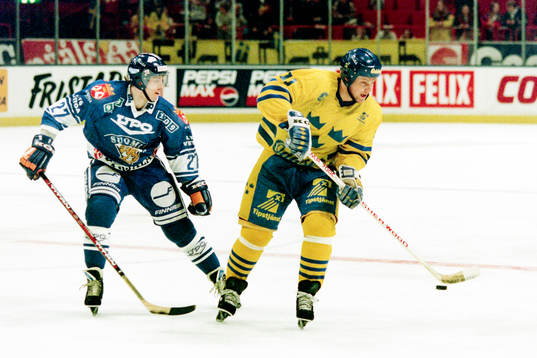 Andreas Johansson, Sverige med pucken utmanas av finlands