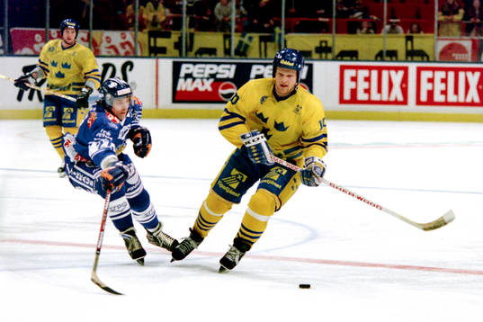 Andreas Johansson, Sverige med pucken utmanas av finlands