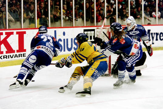 Daniel Alfredsson, Sverige försöker stoppa Hans Virta,