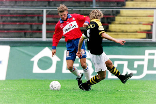 Marcus Allbäck, Örgryte dribblar av Jesper Jansson, AIK
