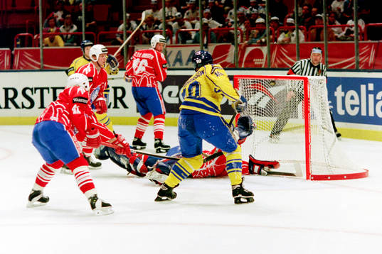 Andreas Johansson, Sverige slår in pucken i mål
