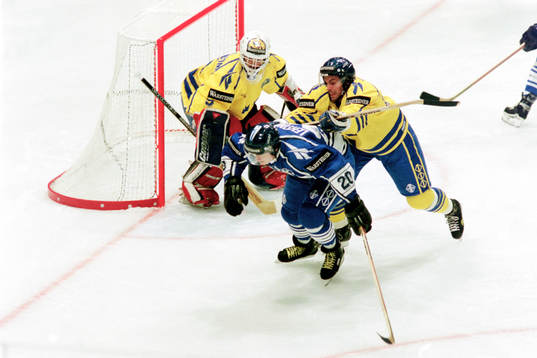 Jere Lehtinen, Finland framför Roger Nordström, målvakt