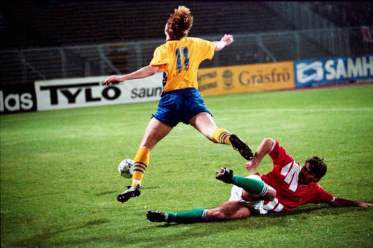 Kennet Andersson tacklas