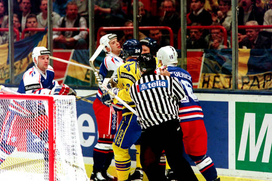 Daniel Alfredsson, Sverige i bråk