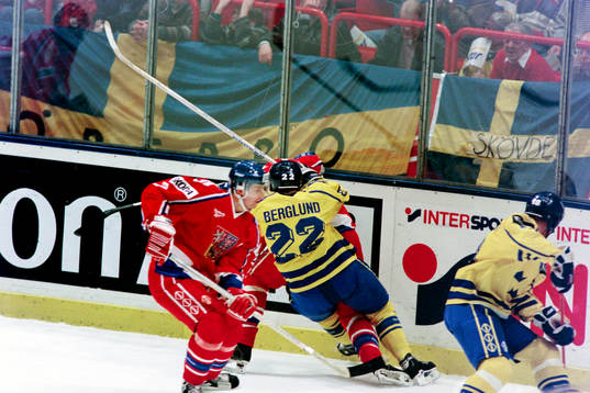 Charles Berglund, Sverige i kamp om pucken