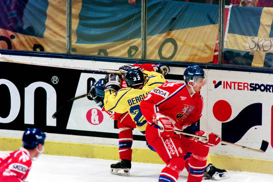 Charles Berglund, Sverige i kamp om pucken
