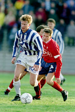 Stefan Pettersson, Göteborg med bollen uppvaktas av