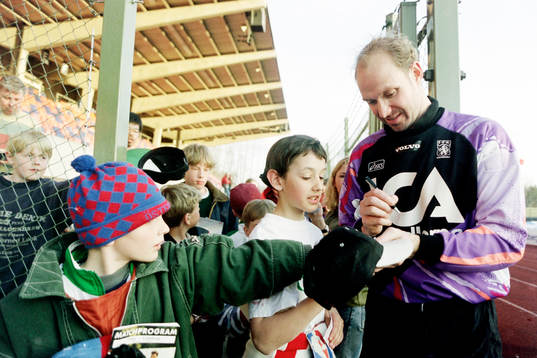 Thomas Ravelli, målvakt i Öster skriver autografer