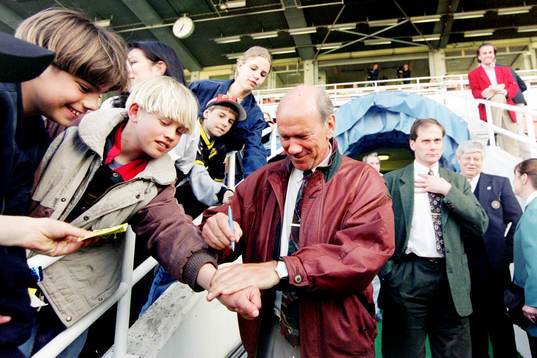 Tommy Svensson, förbundskapten i Sverige skriver autografer