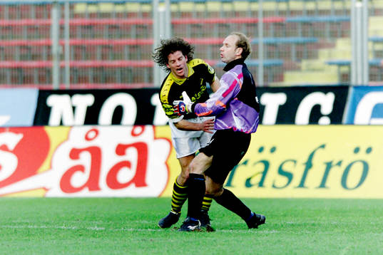 Dick Lidman, AIK kolliderar med Thomas Ravelli, målvakt i
