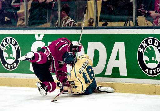 Jonas Bergqvist tacklas in i sargen av Tom Tilley, Kanada