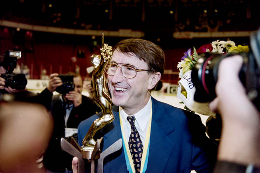 Curt Lindström, förbundskapten, Finland med pokalen
