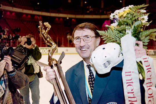 Curt Lindström, förbundskapten, Finland med pokalen