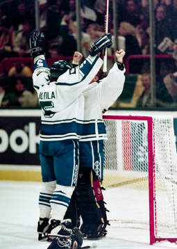 Jarmo Myllys, målvakt och Timo Jutila, Finland, jublar
