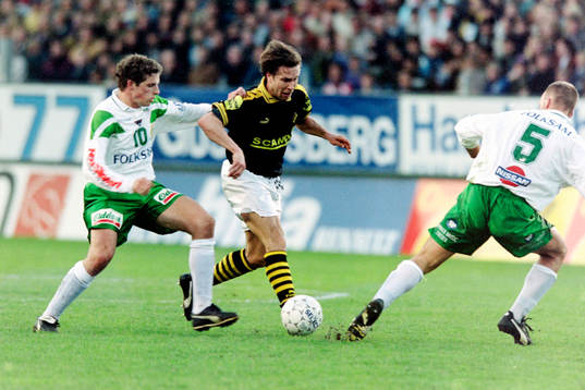Ola Andersson, AIK med bollen uppvaktas av Hans Bergh och
