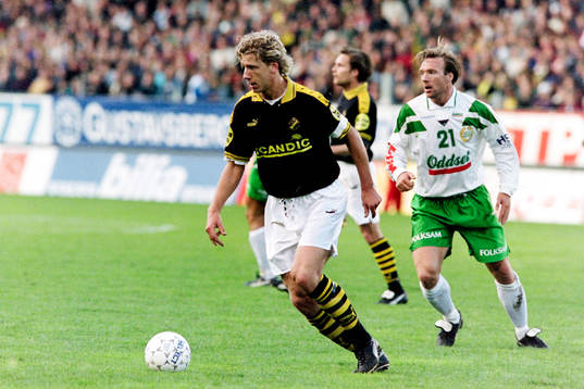 Jesper Jansson, AIK med bollen och Kim Bergstrand, Hammarby